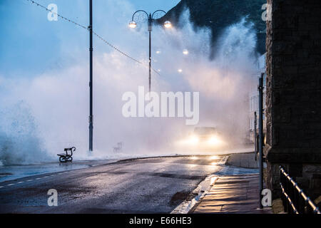 Aberystwyth, Wales, Regno Unito. 03 gennaio 2014. 9-prima: PROMENADE chiusa al traffico durante forti tempeste. 5. 6m alto springtide e gale force south westerly venti portare enormi tesse pounding contro il lungomare e il porto a Aberystwyth sulla West Wales coast. Tutta la promenade è stata chiusa al traffico a causa di timori per la sicurezza da 8am. Oltre 20 gravi avvertenze sono state rilasciate per le inondazioni in Inghilterra e Galles con il tempo impostato a peggiorare nei prossimi 24 ore, in gran parte a sud e a ovest della costa del Galles, più di 50 avvisi alluvione sono in vigore. © keith morris/Alamy caratteristiche Foto Stock