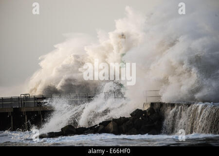 Aberystwyth, Wales, Regno Unito. 03 gennaio 2014. 16-prima: durante le tempeste. 5. 6m alto springtide e gale force south westerly venti portare enormi tesse pounding contro il lungomare e il porto a Aberystwyth sulla West Wales coast. Tutta la promenade è stata chiusa al traffico a causa di timori per la sicurezza da 8am. Oltre 20 gravi avvertenze sono state rilasciate per le inondazioni in Inghilterra e Galles con il tempo impostato a peggiorare nei prossimi 24 ore, in gran parte a sud e a ovest della costa del Galles, più di 50 avvisi alluvione sono in vigore. © keith morris/Alamy caratteristiche Foto Stock