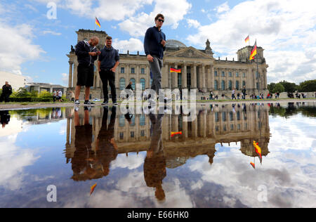 Berlino, Germania. 16 Ago, 2014. La gente a piedi parte il Reichstag di Berlino, Germania, 16 agosto 2014. Foto: WOLFGANG KUMM/dpa/Alamy Live News Foto Stock