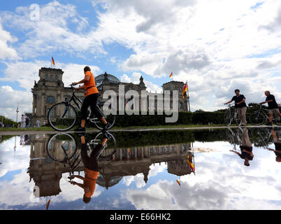 Berlino, Germania. 16 Ago, 2014. La gente a piedi parte il Reichstag di Berlino, Germania, 16 agosto 2014. Foto: WOLFGANG KUMM/dpa/Alamy Live News Foto Stock