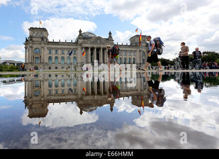 Berlino, Germania. 16 Ago, 2014. La gente a piedi parte il Reichstag di Berlino, Germania, 16 agosto 2014. Foto: WOLFGANG KUMM/dpa/Alamy Live News Foto Stock