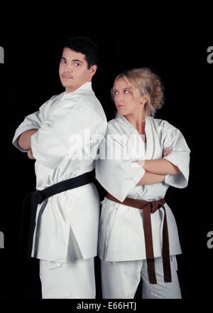 Il Karate giovane indossando kimono insieme permanente Foto Stock