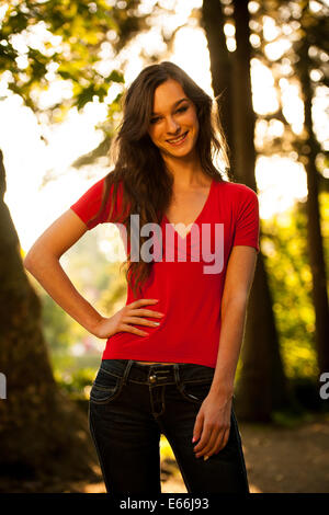 Outdoor ritratto di una bella donna ispanica in estate Foto Stock