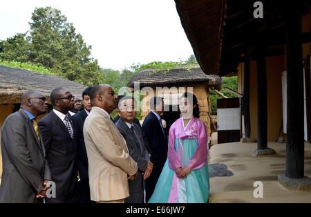 Pyongyang. 16 Ago, 2014. Foto fornita dalla Korean Central News Agency (KCNA) su agosto 16, 2014 mostra una delegazione dell'Angola medico visita Associazione Mangyongdae, il luogo di nascita del tardo leader della Repubblica popolare democratica di Corea Kim Il Sung, a Pyongyang, la Repubblica popolare democratica di Corea (DPRK). Credito: KCNA/Xinhua/Alamy Live News Foto Stock