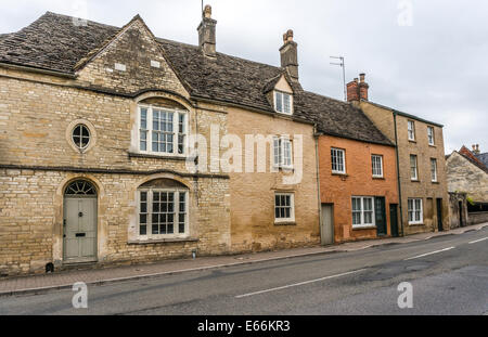 Un attraente terrazza del periodo case, costruite nella locale pietra di cotswold, Cirencester town, Cotswolds, Gloucestershire, Inghilterra, Regno Unito. Foto Stock