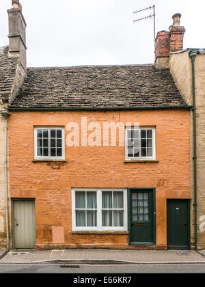 Attraente, dipinto, casa d'epoca, con tre porte anteriori, costruito nella locale pietra di cotswold, Cirencester town, Cotswolds, Gloucestershire, Inghilterra, Regno Unito. Foto Stock