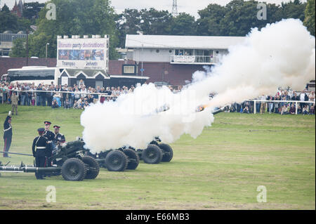 Worcester, Worcestershire, Regno Unito. 16 Ago, 2014. La Prima Guerra Mondiale e armi contemporaneo ha dato il saluto a Worcester Racecourse come uno dei punti salienti dell'Artiglieria giorno speciale, che segna il centocinquantesimo anniversario della città esercito locale unità di riserva, 214 (Worcestershire) Batteria Royal Artillery e il centenario della Grande Guerra. Nella foto: un saluto di luce del reggimento cannoni apre gli eventi su Worcester Racecourse come parte della città Artillary giorno. © Lee Thomas/ZUMA filo/Alamy Live News Foto Stock