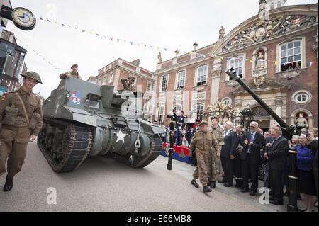 Worcester, Worcestershire, Regno Unito. 16 Ago, 2014. La Prima Guerra Mondiale e armi contemporaneo ha dato il saluto a Worcester Racecourse come uno dei punti salienti dell'Artiglieria giorno speciale, che segna il centocinquantesimo anniversario della città esercito locale unità di riserva, 214 (Worcestershire) Batteria Royal Artillery e il centenario della Grande Guerra. Nella foto: un serbatoio storico passa Worcester la Guildhall in High Street come parte della città è giorno di artiglieria celebrazioni. © Lee Thomas/ZUMA filo/Alamy Live News Foto Stock