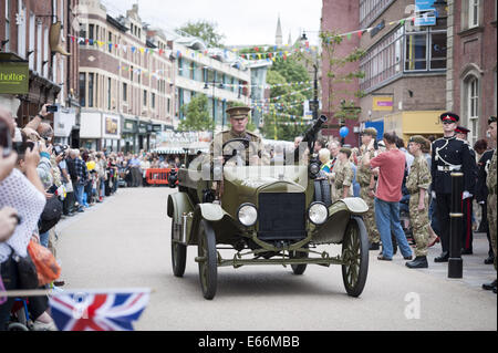 Worcester, Worcestershire, Regno Unito. 16 Ago, 2014. La Prima Guerra Mondiale e armi contemporaneo ha dato il saluto a Worcester Racecourse come uno dei punti salienti dell'Artiglieria giorno speciale, che segna il centocinquantesimo anniversario della città esercito locale unità di riserva, 214 (Worcestershire) Batteria Royal Artillery e il centenario della Grande Guerra. Nella foto: uno storico veicolo militare passa Worcester la Guildhall in High Street come parte della città è giorno di artiglieria celebrazioni. © Lee Thomas/ZUMA filo/Alamy Live News Foto Stock