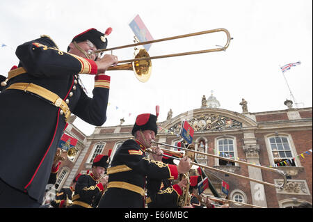 Worcester, Worcestershire, Regno Unito. 16 Ago, 2014. La Prima Guerra Mondiale e armi contemporaneo ha dato il saluto a Worcester Racecourse come uno dei punti salienti dell'Artiglieria giorno speciale, che segna il centocinquantesimo anniversario della città esercito locale unità di riserva, 214 (Worcestershire) Batteria Royal Artillery e il centenario della Grande Guerra. Nella foto: una banda militare pass Worcester's historic Guildhall in High Street come parte della città è giorno di artiglieria celebrazioni. © Lee Thomas/ZUMA filo/Alamy Live News Foto Stock