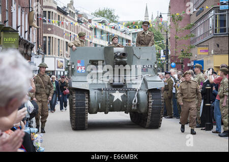 Worcester, Worcestershire, Regno Unito. 16 Ago, 2014. La Prima Guerra Mondiale e armi contemporaneo ha dato il saluto a Worcester Racecourse come uno dei punti salienti dell'Artiglieria giorno speciale, che segna il centocinquantesimo anniversario della città esercito locale unità di riserva, 214 (Worcestershire) Batteria Royal Artillery e il centenario della Grande Guerra. Nella foto: un serbatoio storico fa strada Worcester's High Street come parte della città è giorno di artiglieria celebrazioni. © Lee Thomas/ZUMA filo/Alamy Live News Foto Stock