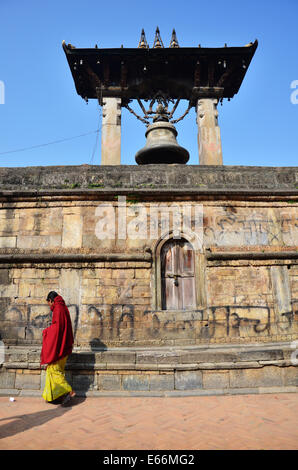 Taleju Campana in Hari Shankar tempio all'entrata sud di Patan Durbar Square è situato al centro di Lalitpur Foto Stock