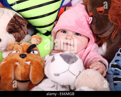 Una bambina tra un sacco di bodies Foto Stock