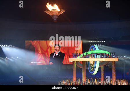 (140816) -- NANJING, Agosto 16, 2014 (Xinhua) -- La schermata mostra Sud cantante coreano Kim Soo Hyun canta la cerimonia di apertura la canzone di tema "illumina il futuro" dopo il Calderone illuminata durante la cerimonia di apertura di Nanjing 2014 Estate Olimpiadi della Gioventù in Nanjing, a est della capitale cinese della provincia di Jiangsu, Agosto 16, 2014. (Xinhua/Yan Yan) Foto Stock