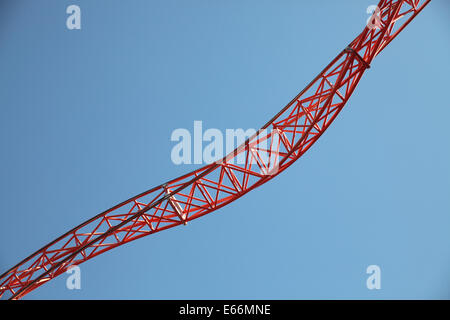 Roller Coaster binari con un cielo blu Foto Stock