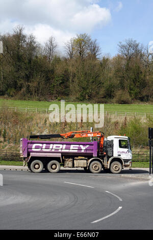 Un carrello che viaggia intorno ad una rotonda a Coulsdon, Surrey, Inghilterra Foto Stock