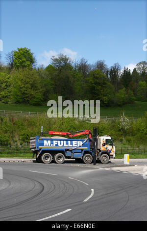 Un carrello che viaggia intorno ad una rotonda a Coulsdon, Surrey, Inghilterra Foto Stock