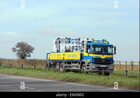 Un carrello che viaggia lungo la A417 a doppia carreggiata in Cotswolds, Inghilterra Foto Stock