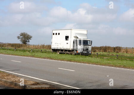 Un carrello che viaggia lungo la A417 a doppia carreggiata in Cotswolds, Inghilterra Foto Stock