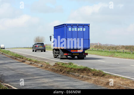 Traffico che viaggia lungo la A417 a doppia carreggiata in Cotswolds, Inghilterra Foto Stock