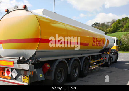 Vista posteriore di un guscio tanker che viaggiano intorno a una rotonda a Coulsdon, Surrey, Inghilterra Foto Stock