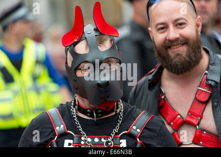 Cardiff, Galles, UK. 16 Ago, 2014. Il 2014 orgoglio Cymru LGBT Mardi Gras in Cardiff. Credito: Matteo Horwood/Alamy Live News Foto Stock