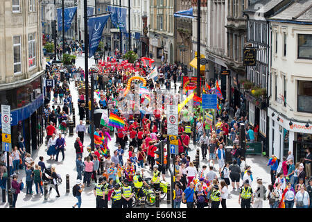 Cardiff, Galles, UK. 16 Ago, 2014. Il 2014 orgoglio Cymru LGBT Mardi Gras in Cardiff. Credito: Matteo Horwood/Alamy Live News Foto Stock