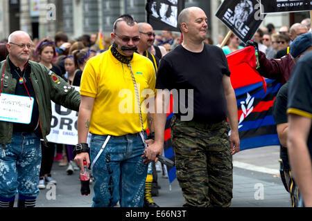 Cardiff, Galles, UK. 16 Ago, 2014. Il 2014 orgoglio Cymru LGBT Mardi Gras in Cardiff. Credito: Matteo Horwood/Alamy Live News Foto Stock