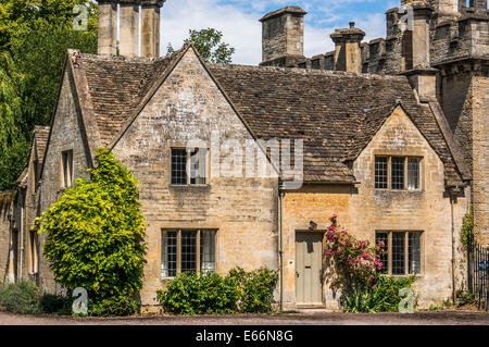 La bella e storica casa d'epoca, ultimo su Cecily Hill, direttamente all'entrata di Cirencester Park, Cotswolds, Gloucestershire, Inghilterra, Regno Unito. Foto Stock