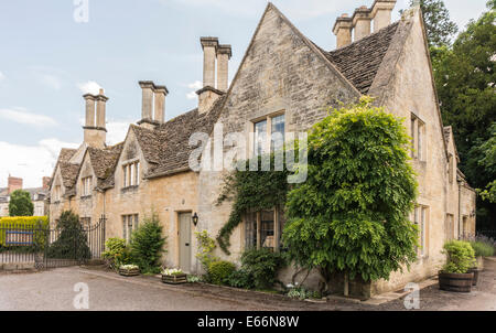 Bella pietra costruito case di periodo, sulla storica cecily hill, accanto a Cirencester ingresso parco, Cotswolds, Gloucestershire, Inghilterra, Regno Unito. Foto Stock