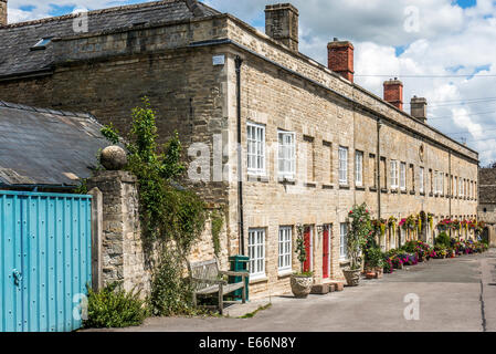 Una pittoresca fila di case di periodo in parata di Tontine edifici, Cecily Hill, Cirencester, Cotswolds, Gloucestershire, Inghilterra, Regno Unito. Foto Stock