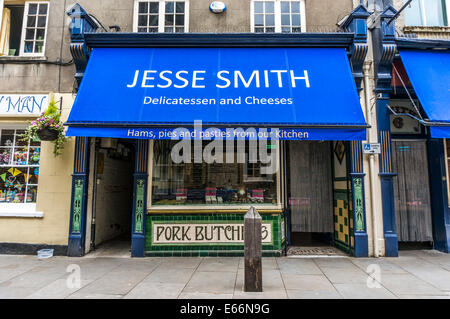 Al di fuori di Jesse Smith, macelleria e deli (produrre è dalla loro propria cucina), in Cotswolds città di CIRENCESTER, GLOUCESTERSHIRE, Inghilterra, Regno Unito. Foto Stock