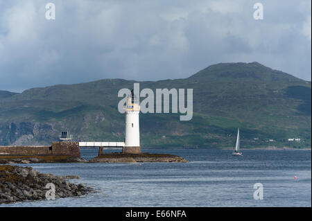 Una vista di Tobermory faro sull isola di Mull in Scozia con a Ardnamurchan in background. Foto Stock