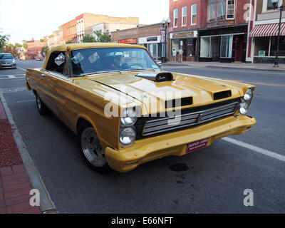 1960 giallo Ford Mercury Comet parcheggiato sulla strada di caduta in Seneca Falls, New York, USA, Giugno 15, 2014 © Katharine Andriotis Foto Stock