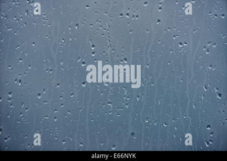 Gocce di acqua su sfondo di vetro Foto Stock