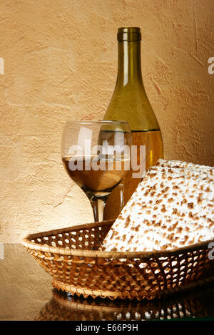 Still-life con vino e pane azzimo (Pasqua ebraica di pane) Foto Stock