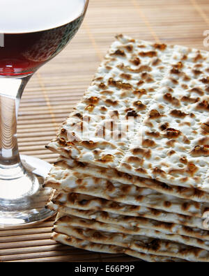 Vino e pane azzimo - elementi della cena pasquale ebraica Foto Stock