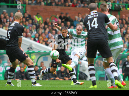 Glasgow, Scozia. 16 Ago, 2014. Premier League scozzese. Glasgow Celtic rispetto a Dundee United. Anthony Stokes ha un colpo al credito obiettivo: Azione Plus sport/Alamy Live News Foto Stock