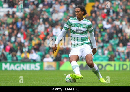 Glasgow, Scozia. 16 Ago, 2014. Premier League scozzese. Glasgow Celtic rispetto a Dundee United. Virgilio van Dijk porta la palla in avanti Credito: Azione Sport Plus/Alamy Live News Foto Stock