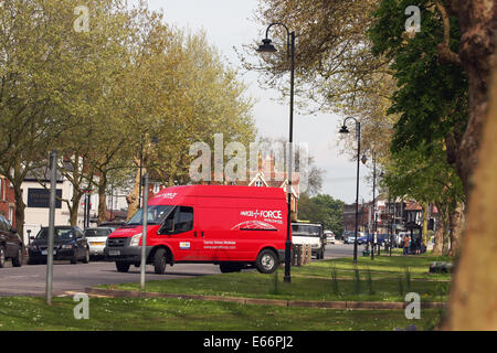 Un ParcelForce van azionato nella cittadina rurale di Tenterden nel Kent, Inghilterra Foto Stock