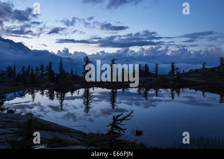 Ora blu dopo il tramonto al Lago Vallette. Riflessioni sull'acqua del lago. Parco naturale Mont Avic. Valle d'Aosta. Alpi italiane. Europa. Foto Stock