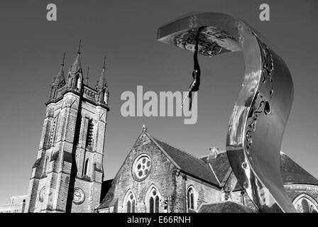 "L'Onda' scultura in St John's Square Blackpool. Foto Stock