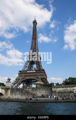 La Torre Eiffel vista dal fiume Senna a Parigi, Francia Foto Stock