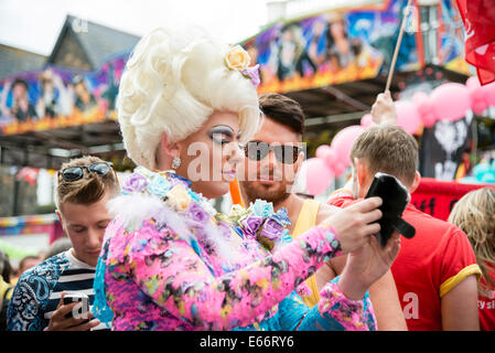 Cardiff, Galles, UK. 16 Ago, 2014. Il 2014 Cymru orgoglio parata LGBT Mardi Gras in Cardiff Drag Queen Credit: Robert Convery/Alamy Live News Foto Stock