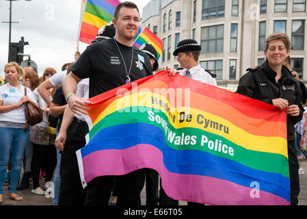 Cardiff, Galles, UK. 16 Ago, 2014. Il 2014 Cymru orgoglio parata LGBT Mardi Gras a Cardiff Galles del Sud il credito di polizia: Robert Convery/Alamy Live News Foto Stock