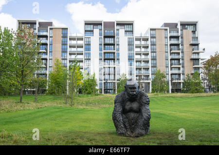 Scultura di gorilla a East Village London development Stratford E20 Londra Inghilterra Regno Unito Regno Unito Foto Stock