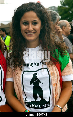 Copenaghen, Danimarca - Agosto 16th, 2014: una giovane donna partecipa in curdo dimostrazione di fronte al parlamento Danese di Copenaghen contro ISIS (Stato islamico) la guerriglia e le atrocità commesse in Iraq. La sua T-shirt membro: "Senza unità nessuna vittoria' e 'Peshmerga', che si riferisce alla popolazione curda forze armate. Credito: OJPHOTOS/Alamy Live News Foto Stock