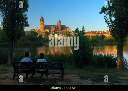 Cattedrale e il fiume Tormes, Salamanca, Castiglia-Leon, Spagna. Foto Stock