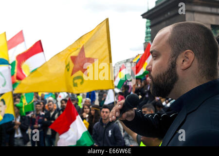 Copenaghen, Danimarca - Agosto 16th, 2014: MP danese Nikolaj Barslund Villumsen (partito: Enhedslisten, nome inglese: Red-Green Alliance) parla alla popolazione curda di dimostrazione di solidarietà di fronte al parlamento Danese di Copenaghen contro ISIS (Stato islamico) la guerriglia e le atrocità commesse in Iraq. Credito: OJPHOTOS/Alamy Live News Foto Stock