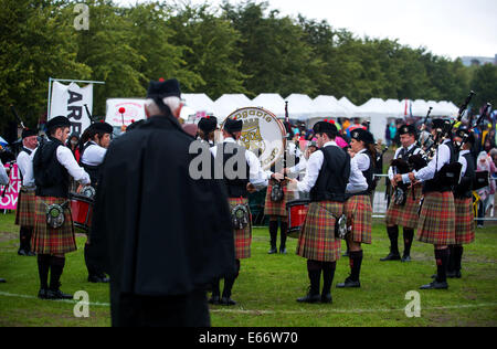 Glasgow, Scotland, Regno Unito. 16 Ago, 2014. I partecipanti prendono parte a 2014 World Pipe Band Championships grado uno qualificatori a Glasgow Green il 16 agosto 2014 a Glasgow, in Scozia. La Annual World Pipe Band Championships ha restituito a Glasgow questo fine settimana, con un programma che avrà 300 spettacoli da 223 bande di cornamuse in lizza per il titolo. Credito: Sam Kovak/Alamy Live News Foto Stock